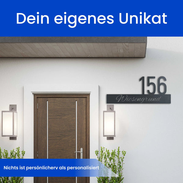 Geschwungener Name mit moderner Nummer - Straßenschild