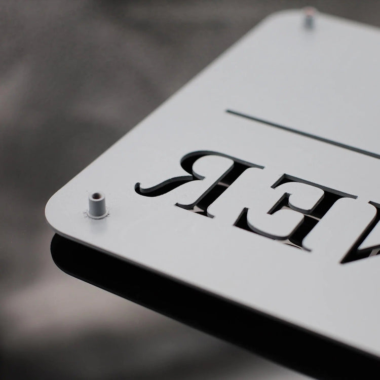 Plaque métallique Steelmonks,Kit de fixation invisible (boulons et vis sans tête). Kit de fixation pour décoration murale disponible en différentes tailles et couleurs.